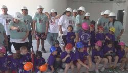 Erwachsene und Kinder im STEAM-Zentrum