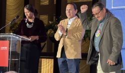 Wahleah Johns überreicht den „Power for All Award“ an John Red Cloud, Betriebsleiter 
von Red Cloud Renewable, und Gründer Chief Henry Red Cloud.